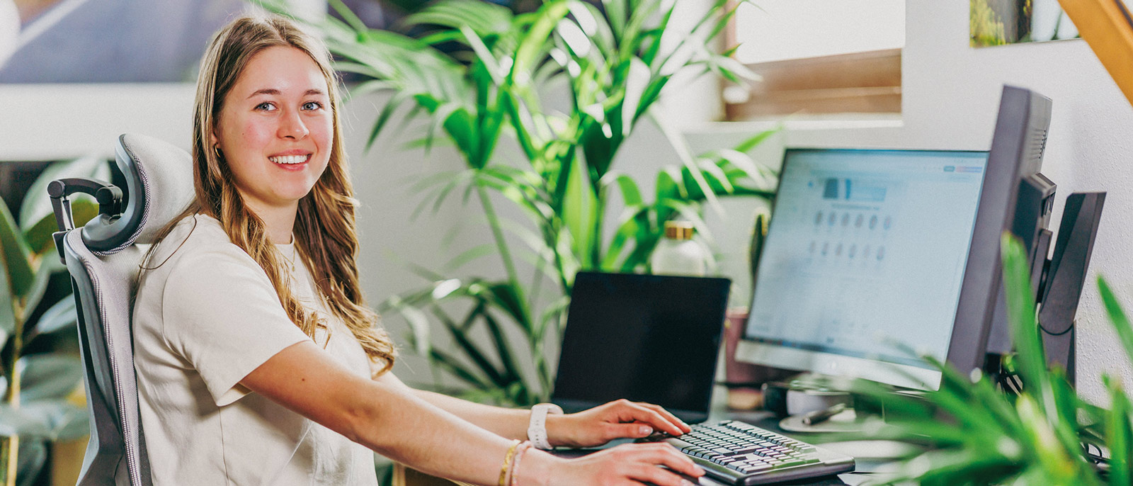 Studentin Anna am Arbeitsplatz - Minijob in Werbeagentur
